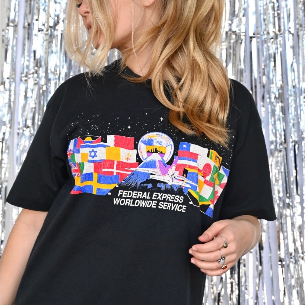 Oversized vintage Worldwide FedEx Shirt 🌎